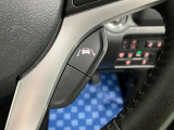 【車線逸脱抑制機能】車線の逸脱の可能性が高いとシステムが判断した場合に、ドライバーに車線逸脱防止方向へのステアリング操作を促し、車両を内側に戻すよう支援します。