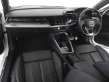 Audiのインテリアはエクステリア同様、優れたデザイン性とクオリティ、そして機能性を兼ね備えております。