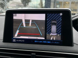 ワイドバックアイカメラ 車両後方の状況をタッチスクリーンに映し出します。距離や角度が確認できるガイドラインと俯瞰映像で停車状況が正確に把握できます。