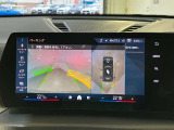 パーキングアシストプラス:トップビュー+3Dビュー、パノラマビューが含まれ車の周囲の状況をディスプレイで確認できます。スマートフォンからリモートで3Dビューで周囲を確認できます。