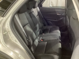 人間が歩行時に行っている「頭部の安定(目線の安定)」を車内でも再現する為、骨盤を支えて姿勢を崩しにくくするシート設計が取り入れられています!