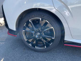 足元を引き締める17インチタイヤとNISMO専用純正アルミホイール装備、スチールホイールより軽く低燃費に貢献します。(右リヤ)