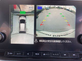 インテリジェント アラウンドビューモニター。上空から見下ろしている様な映像をモニターへ映し出し、スムーズな駐車をサポートします。さらに障害物検知センサー反応すると、警告表示、警告音により注意を促します