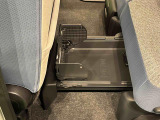 お荷物の収納に便利な「置きラクボックス」フロアに直接置きたくない荷物を置いたり、見られたくない物をしまっておく事が出来ます♪