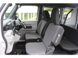 セパレートシートで、運転席・助手席ともにゆったり座れます。しっかりと身体を支えるかたちにすることで、ドライバーが運転に集中できる空間にしています。