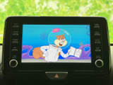 画面にはアニメーション映像が表示されており、停車中に映像やテレビを楽しめる装備です。操作ボタンも画面の両側に配置され、視聴したい内容を選ぶ際に役立つつくりです。
