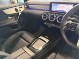 <メルセデスの認定中古車「サーティファイドカー」には、最大100項目にも及ぶ点検・整備項目が設定されています>