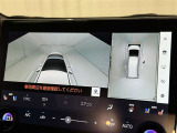 パノラミックビューモニターを装備。駐車場や交差点でクルマを真上から見るように周囲を確認できます。機能の詳細は販売店スタッフまでおたずねください。