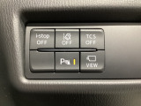 運転席脇のクラスタースイッチ部分にはカメラ切り替えスイッチ、パーキングセンサー、その他走行系スイッチを集中配置しております。