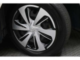 足元を飾るお洒落な純正フルホイールキャップ。