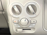 寒い冬も暑い夏も全席に快適な空調を届けてくれる、ダイヤル式エアコンを装備♪