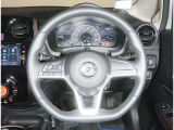 【ハンドルまわり】運転席から見たハンドルまわりです。