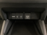 アクセサリーソケットはUSBのアダプターなどをつければ、スマホの充電にも使えます。横にはナビゲーション用の外部入力可能なUSB端子やHDMI端子がついており、周辺には物が置けるトレーがついています。