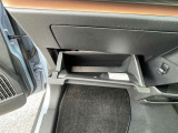 グローブボックスの他にも収納をご用意してます。車内をスッキリ見せることができます。