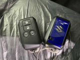 スマートキーをポケットやバッグに携帯していれば、キーを取り出すことなくドアハンドルを握り解錠、ドアハンドルのセンサーに触れるだけで施錠できます。