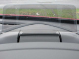 運転視界の遠方上方に虚像を投影することで前を見ながら情報の視認ができます。本当にドライバーが必要な情報を適切に伝え、楽しんで頂くことを考えた新世代装備です。※虚像は1.5m前方に浮かぶイメージです。