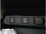 『1台』のお車に対して、3名体制で日々議論を重ね仕入れを行っております。