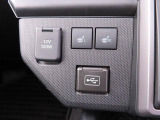 便利な12V電源ソケット付きだから、スマホの充電もできちゃう♪また冬の強い味方☆運転席と助手席にはヒートシーターが付いていて、冬の寒い日でも快適に座れます。