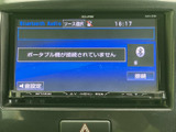 多彩な機能が搭載されたオーディオ画面で、快適なカーライフをサポート。Bluetooth接続も可能で、音楽や通話も楽しめます。停車時に映像を楽しめる機能も備えています。