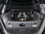 パワートレインは3.0L V6ツインターボエンジンに加えてモーターを搭載し、830馬力(カタログ値)を発揮します。