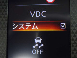 【横滑り防止】ハンドル操作や滑りやすい路面を走行中、横滑りを感知すると自動的に車両の進行を保つよう制御!