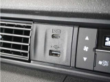 ◆USB接続端子◆スマホやiPodなどを接続して、いつもの音楽を車内でもお楽しみいただけます♪