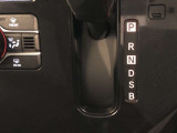 コラムシフトですので足元ひろびろ。運転しやすいですよ。