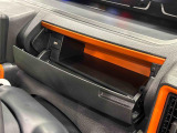 小物が収納できる運転席側インパネアンダーボックス。 ボックス内にはUSBソケットが一口。