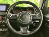 手元に複数のスイッチが備わり、運転姿勢を保ちながら各種機能を扱いやすい構成です。メーター類も視線の先にまとまり、日常の運転をサポートする装備です。