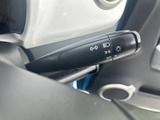 操作しやすいウインカーレバーで、スムーズな車線変更をサポート。安全運転をサポートする機能が充実しています。