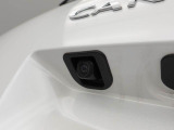 後退時に車両の後ろ側をモニター画面に表示します。車庫入れなどでバックする際に後方確認ができて便利です。車庫入れが苦手な人もこれで安心。