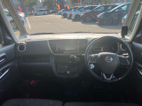すっきりした運転席周りにはナビやエアコンの操作パネルを設置しておりますので、お一人での運転でもご安心できます。