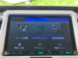 タッチ画面に目的地検索や各種メニューが並び、行き先の設定から音楽の切り替えまで、必要な項目を画面上で確認しながら操作できます。日々の移動を便利に支える装備です。