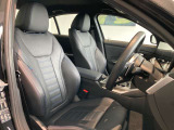 ブラックヴァーネスカレザーを採用した運転席。身体をしっかり支えるシート形状とBMWらしいドライビングポジションで、長距離移動でも快適な時間を過ごせます。