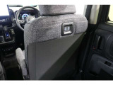 運転席のシートバックにはType-Cの給電用USBポートを2個装備しています。両サイドには充電しているスマホなどを入れておけるポケットも備えています。