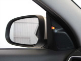 ドアミラーの根元にはLEDが組み込まれており、車両両脇の後方から車両が接近した際には点滅して知らせることが可能です