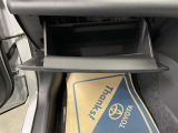 【グローブボックス 】車検証や取扱説明書などの書類を収納するスペースです(^^)