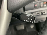 クルーズコントロール機能が付いています。 速度を設定するとアクセルを踏まなくても一定の速度で走ることができます。  高速道路ではとても便利な装置なんです。