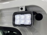 【LED大型荷台作業灯(首振り機構付)】夜間・朝方の作業など、暗い場所での作業の際に荷台を照らす、LEDの大型荷台作業灯を採用。首振り機構付で荷台全体を照らします!