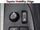 便利な電動格納ドアミラーも装備しております。駐車時にボタン一つで折り畳む事が出来るので便利ですよ。