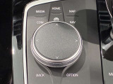 iDriveコントローラー シンプルかつ直観的な操作で、コントロール・ディスプレイに表示されるさまざまな機能を設定できます。