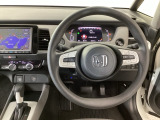 【ハンドル】運転にかかわる様々な操作を安全に行えるように視点移動が少なく操作性に配慮されたスイッチ類が凝縮されたコックピットです。
