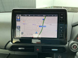 日産純正9インチメモリーナビ(MM223D-L)装備。スマートフォンによる部分地図更新、Bluetooth接続での音楽視聴、快適な画面操作と高音質なオーディオ再生。無料地図更新付きです。