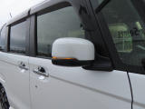 【LEDドアミラーウインカー】ドアミラーにウィンカーが付いているので、周りの車がウインカーやハザードに気付きやすくなります。右左折時や車線変更時の事故を防ぎ、安全に走行できます。