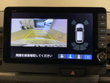 リバースギアに入れるだけで後方の表示へ切り替わります。夜間や雨の日の駐車も楽になりますよ。