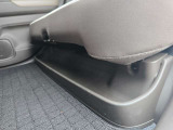 後席足元下のスペースを有効活用した大型トレイです。濡れた傘や靴などもそのまま置けて便利です。