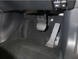 マツダでは、下に支点があるオルガン式アクセルペダルを採用し、足首とペダルの動きが一致したスムーズな操作を実現しています。