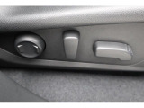 運転席パワーシート 電動シート採用で細かい微調整ができ、ドライビングポジションにしっかり合わせることで疲労軽減や事故防止につながります♪♪