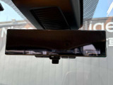 【デジタルミラー】後席の荷物や乗員も気にならない。カメラ映像で後方視界をクリアに表示。雨の日や夜間も、隅々まで見える安心を。