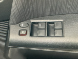 運転席のスイッチで全てのウィンドウの開閉操作を行うことができます。ロックボタンをONにしておくと、運転席以外のウィンドウは作動しないのでお子様を乗せているときなども安心ですね♪